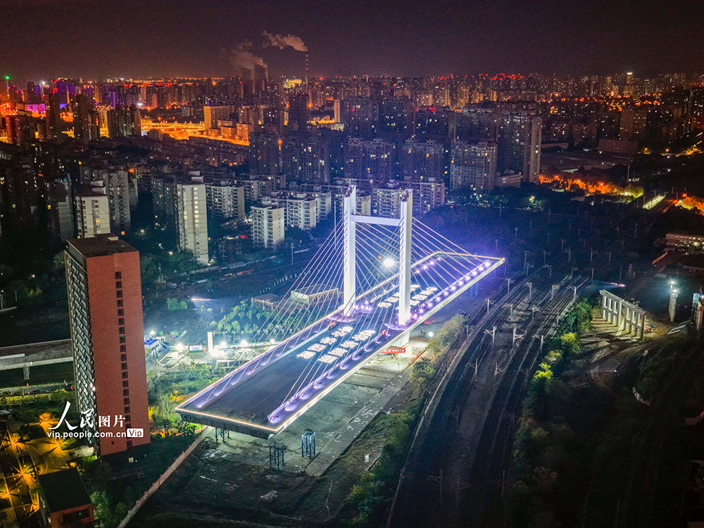 安徽合肥：万吨涉铁桥梁成功转体【2】