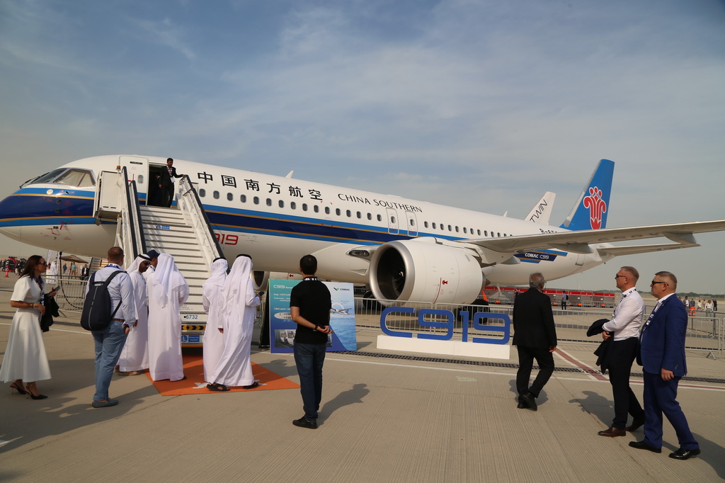 11月17日，在阿联酋迪拜，观众在2025迪拜航空展上参观中国南航的C919飞机。