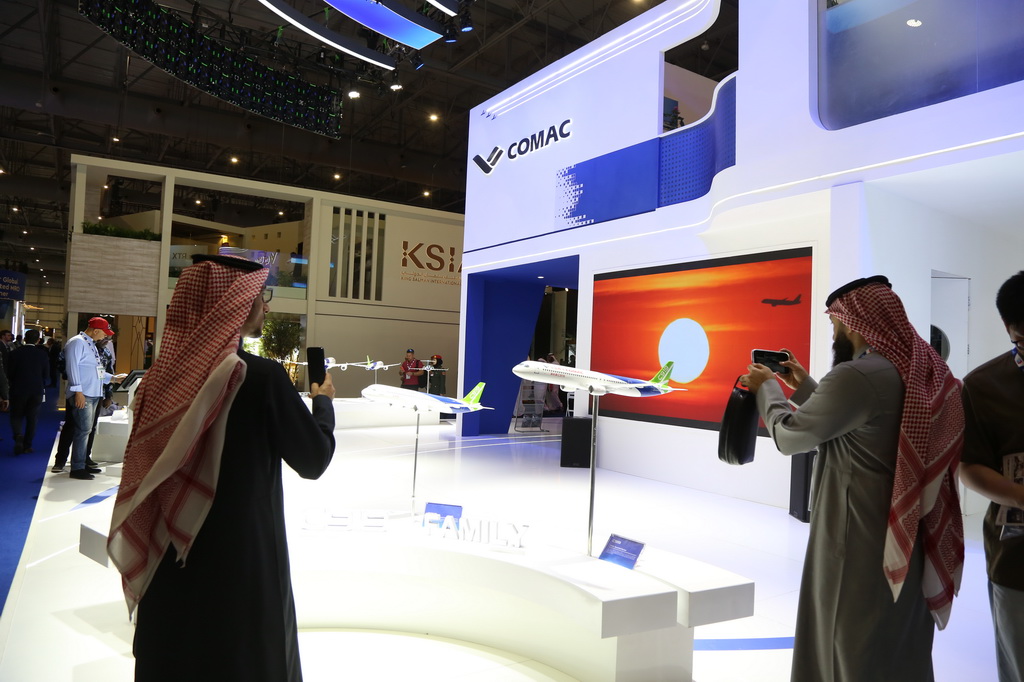 11月17日，在阿聯酋迪拜，觀眾在2025迪拜航空展上參觀中國商飛展台。