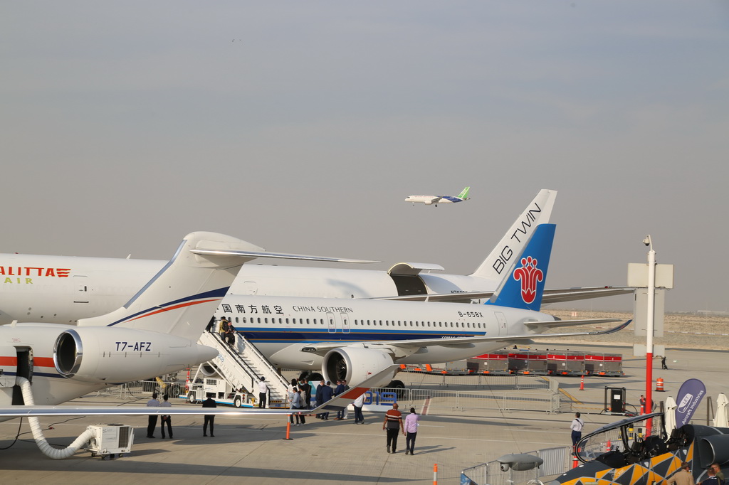 11月17日，在阿联酋迪拜，中国商飞的C919飞机进行飞行展示，地面上停着的是中国南航的C919飞机。