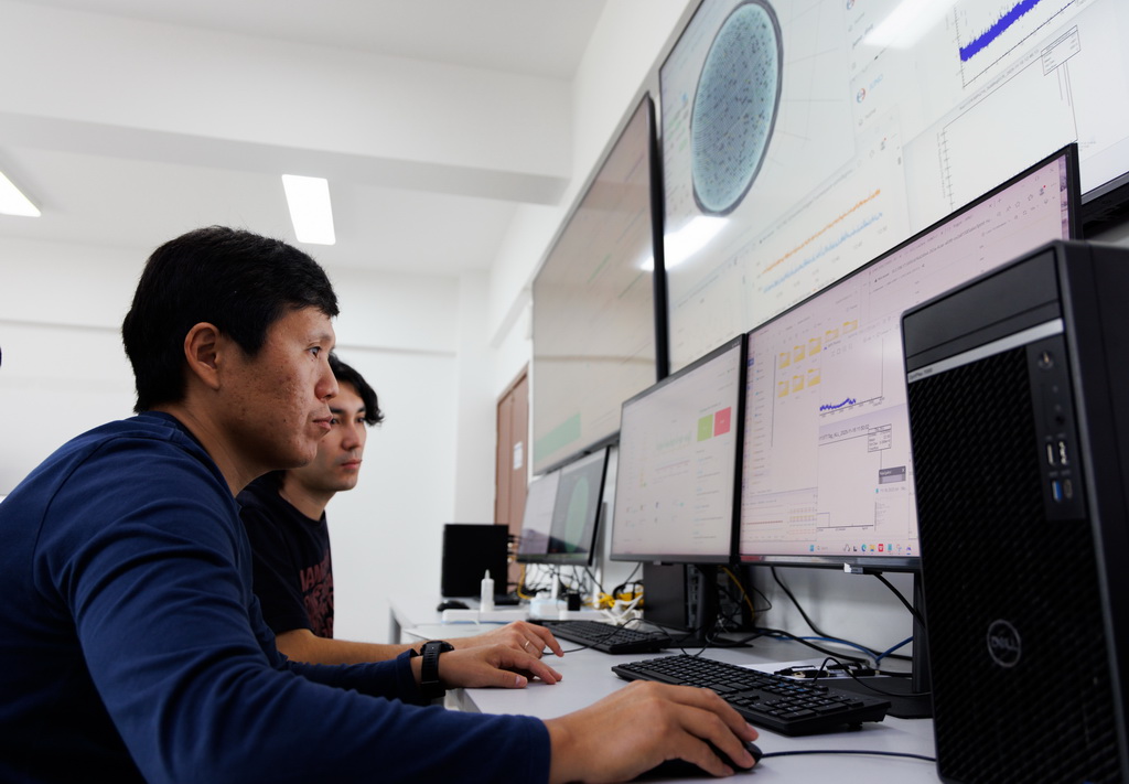 11月18日,科研人員在江門中微子實驗運行控制室監測探測器運行情況。