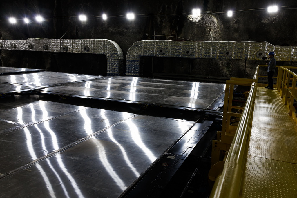 11月18日在江門中微子實驗大廳拍攝的繆子探測裝置。