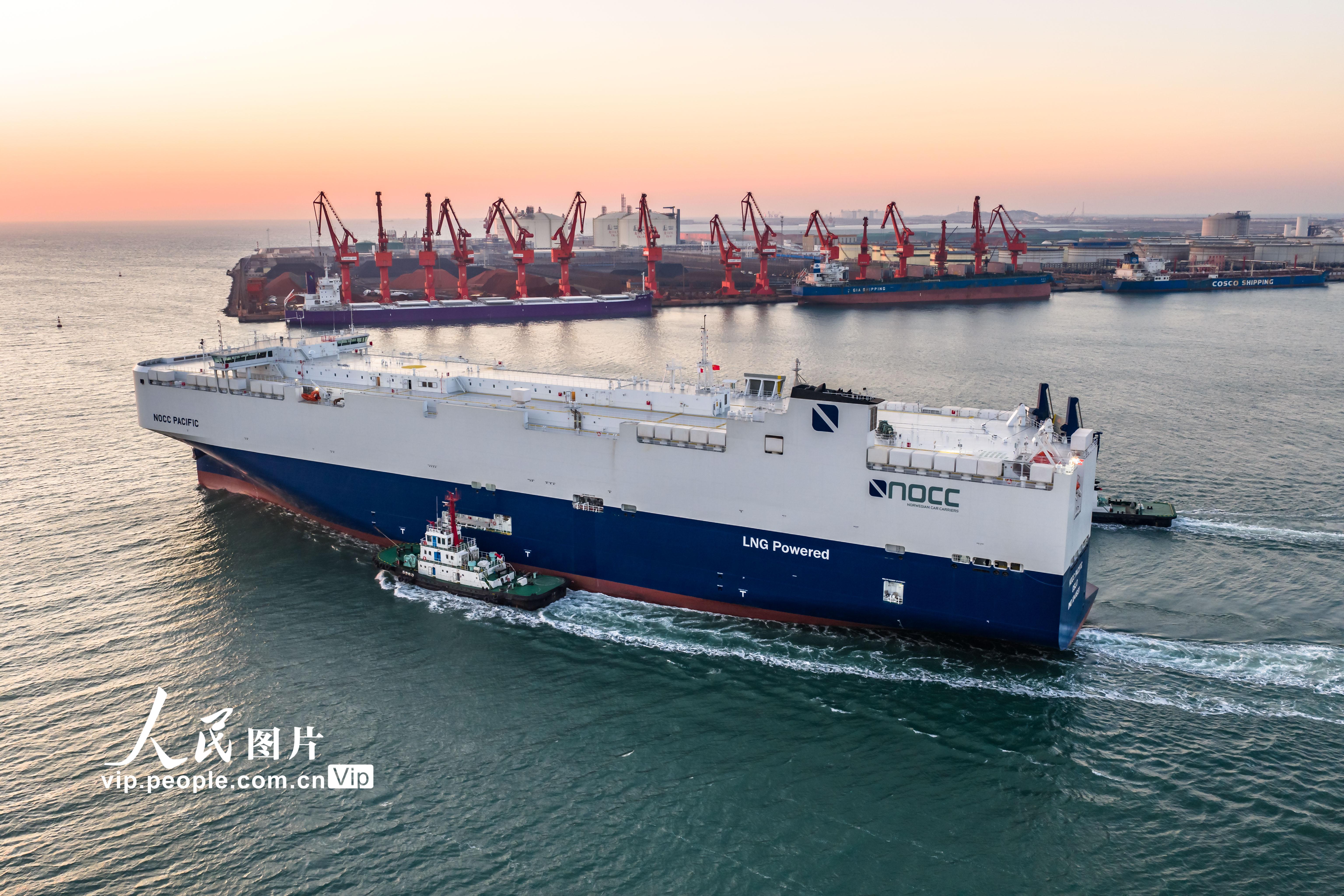 2025年11月19日，符合新能源汽车运输国际新标准的汽车运输船“NOCC PACIFIC”号在山东港口烟台港龙口港区交付首航。