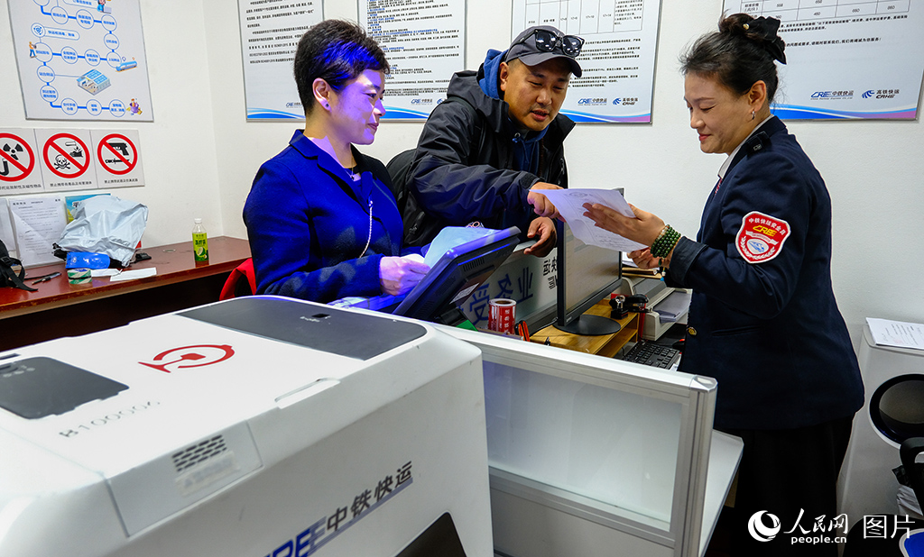 工作人員與寵物主人辦理寵物相關托運手續。