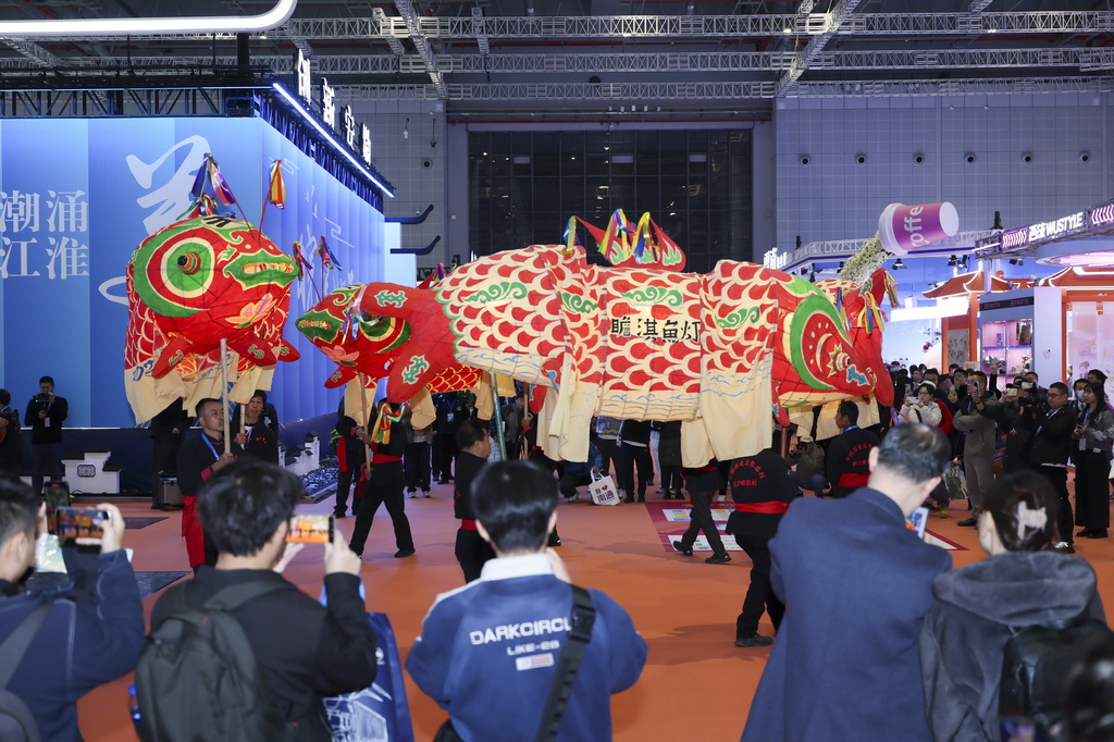 11月20日在安徽展区拍摄的瞻淇鱼灯表演。