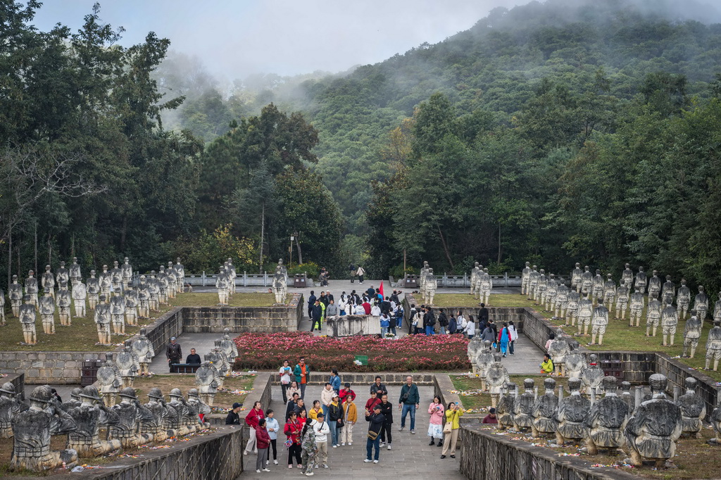 11月20日，游客在雲南省保山市龍陵縣鬆山戰役舊址參觀。
