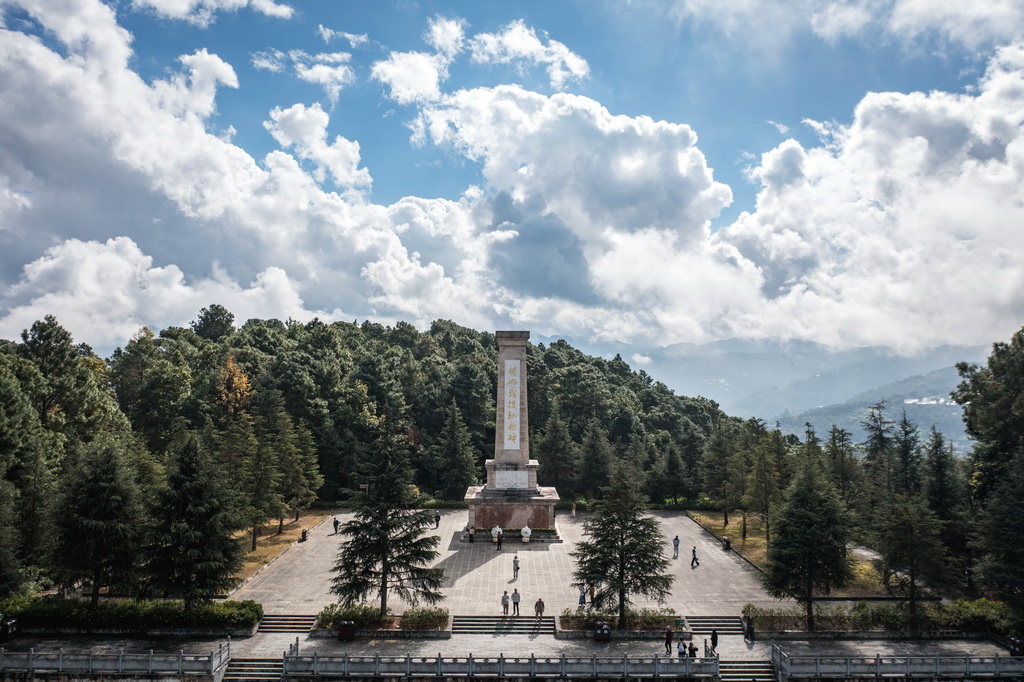 這是11月20日在雲南省保山市龍陵縣鬆山戰役舊址拍攝的鬆山戰役紀念碑（無人機照片）。