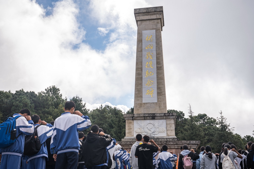 11月20日，芒寬民族中學學生在雲南省保山市龍陵縣鬆山戰役舊址參觀。