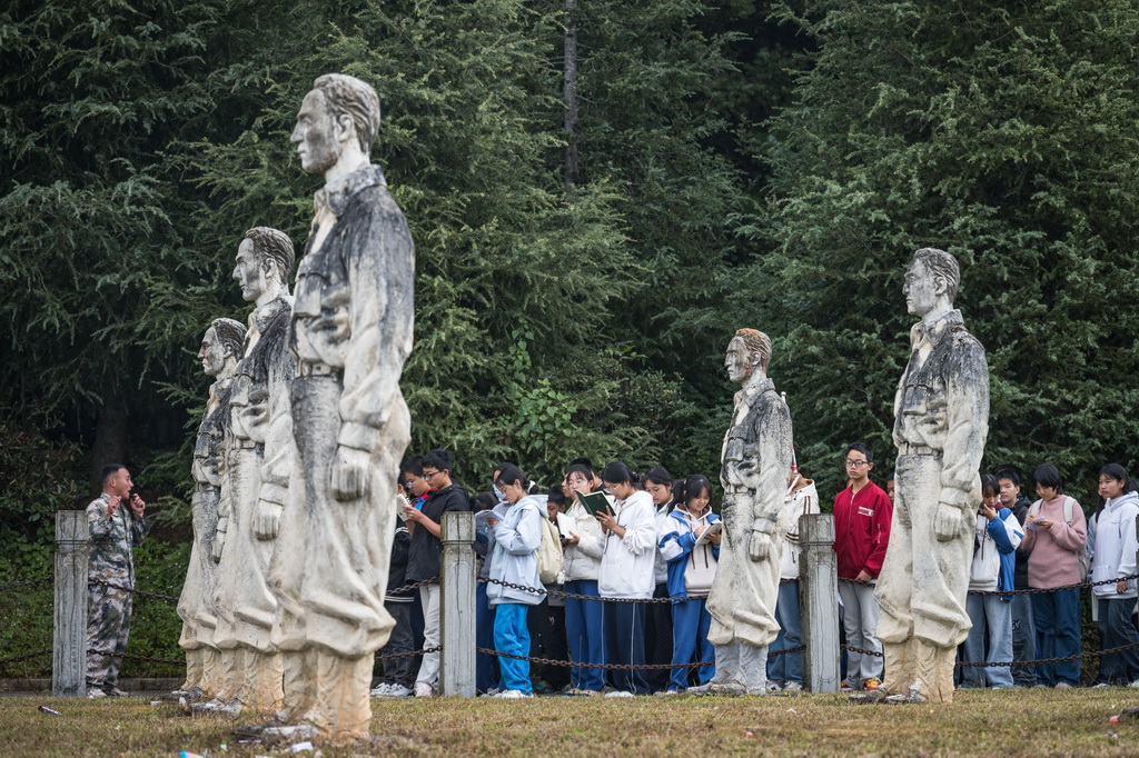 11月20日，芒寬民族中學學生在雲南省保山市龍陵縣鬆山戰役舊址參觀、記錄。