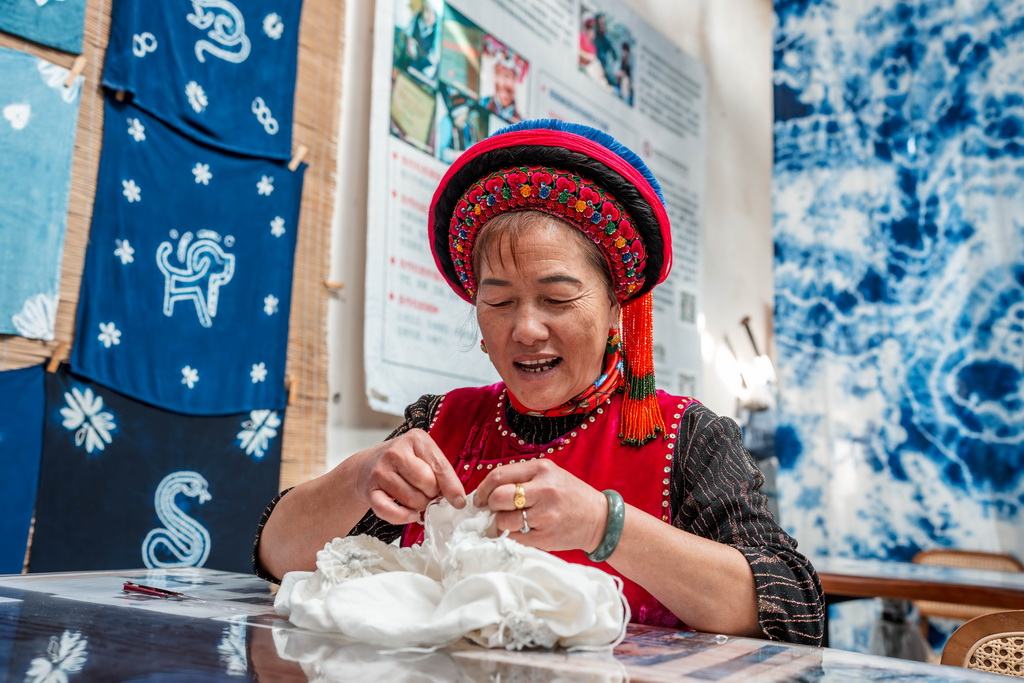 白族扎染技艺传承人段银妹在周城村“璞真染坊”扎花(11月21日摄)。