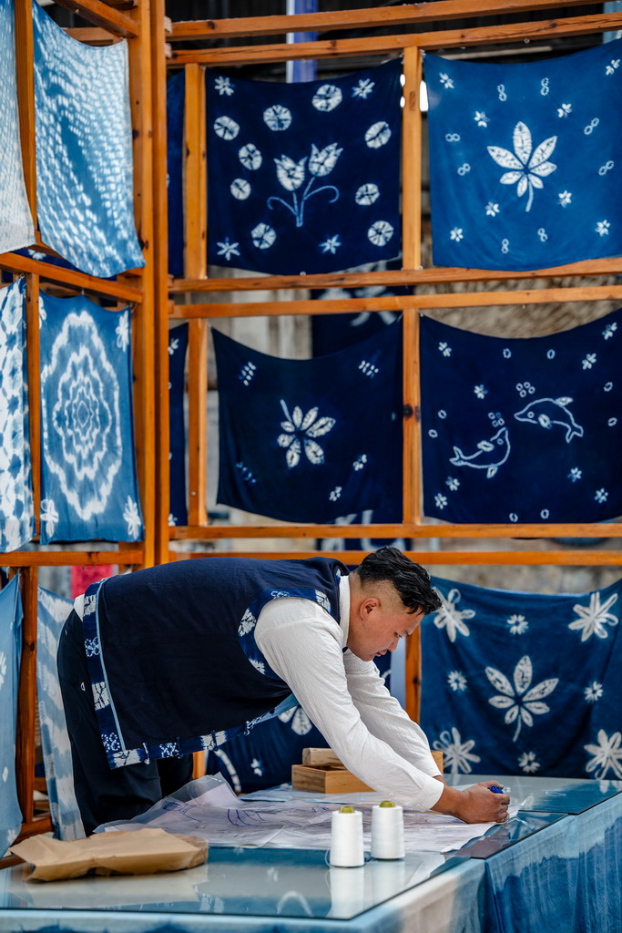 白族扎染技艺传承人段袁在周城村“璞真染坊”绘制扎染图案（11月21日摄）。