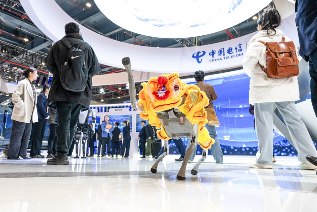 11月21日，一款机器狗在2025中国5G+工业互联网大会展厅表演。新华社记者 肖艺九 摄