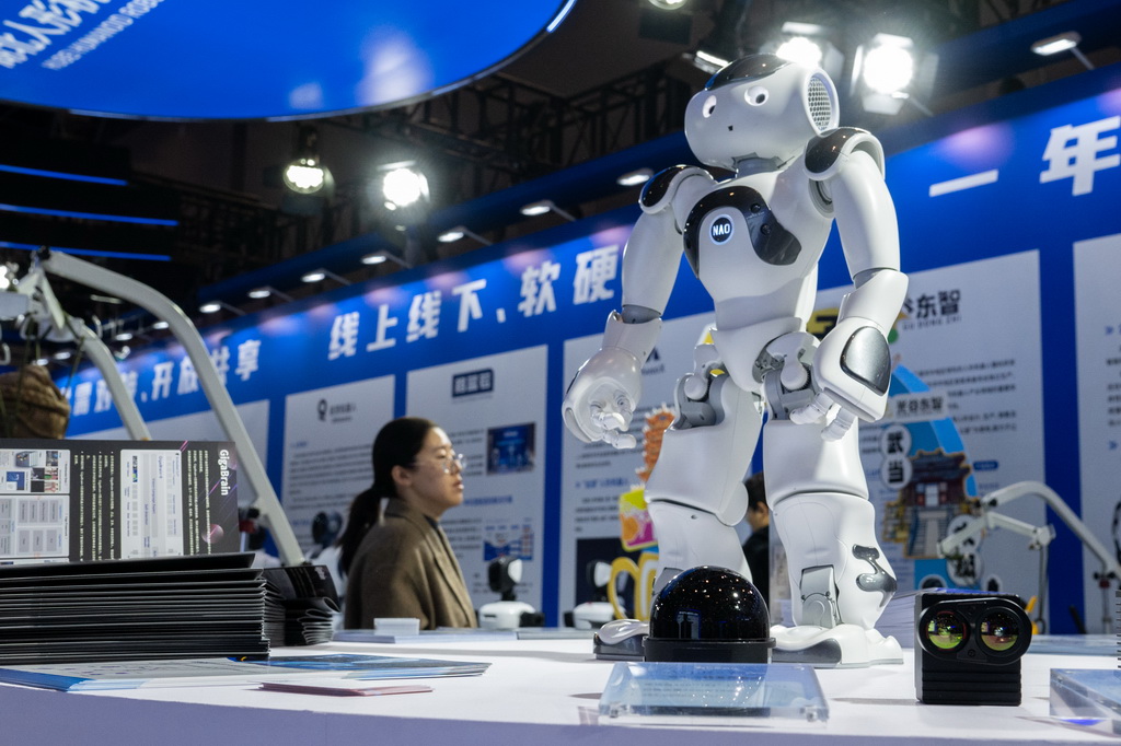 11月21日，参观者在2025中国5G+工业互联网大会展厅参观人形机器人。新华社记者 杜子璇 摄