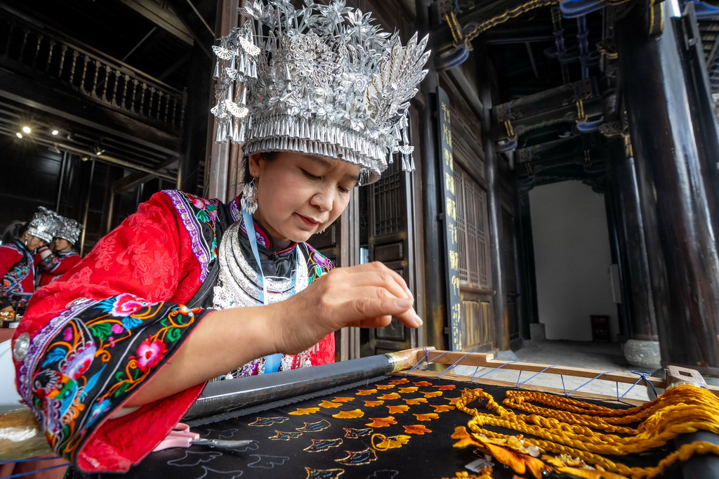 11月23日，重慶酉州苗繡市級傳承人陳國桃在2025非遺品牌推廣周上刺繡。