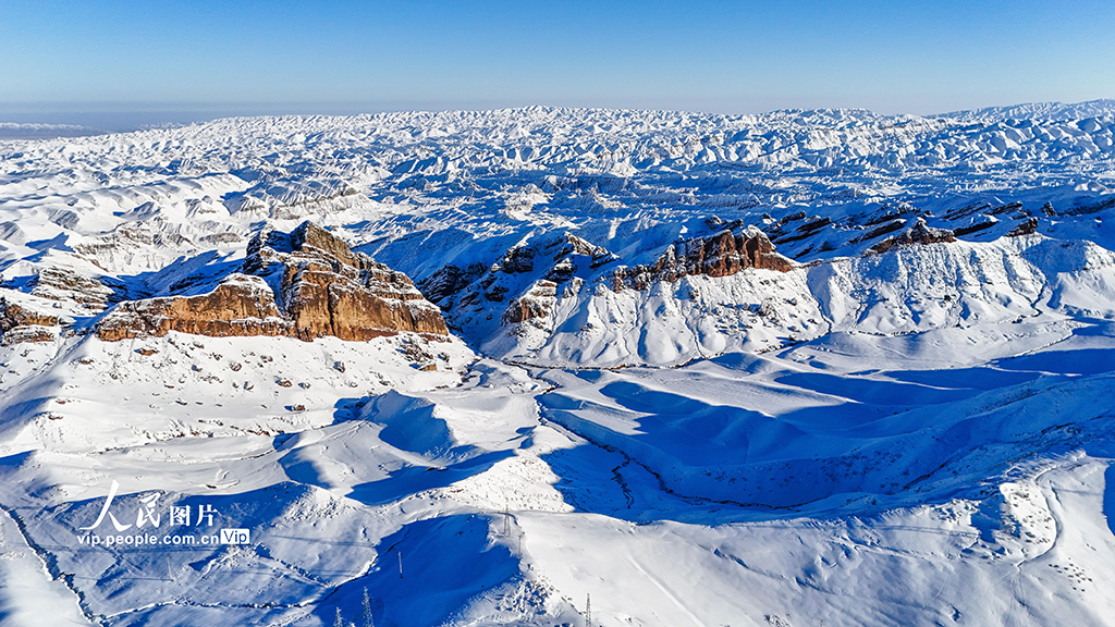 新疆呼图壁：雪映丹霞 展现壮美冬日画卷【6】