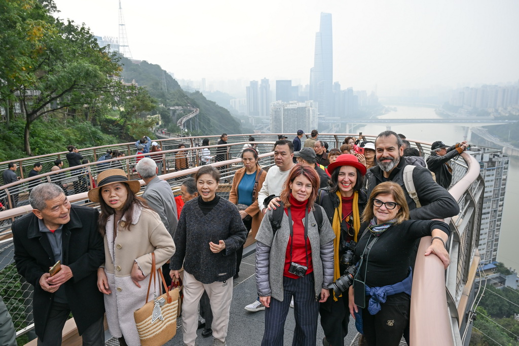 11月24日，在重慶半山崖線鵝嶺棧橋，來自意大利的游客合影拍照。