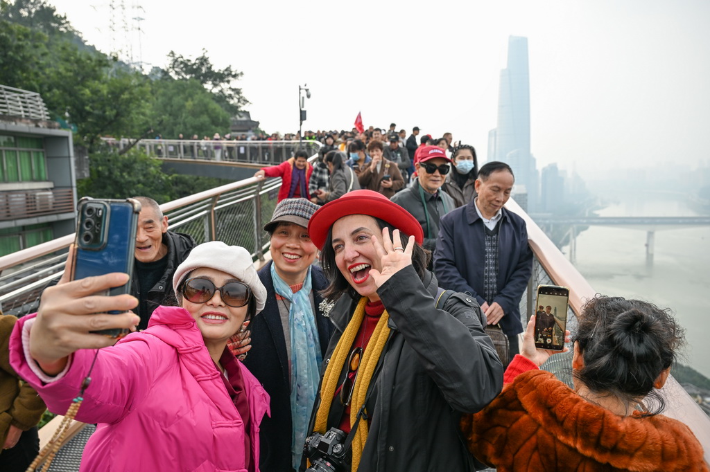 11月24日，人們在重慶半山崖線鵝嶺棧橋觀光、拍照。