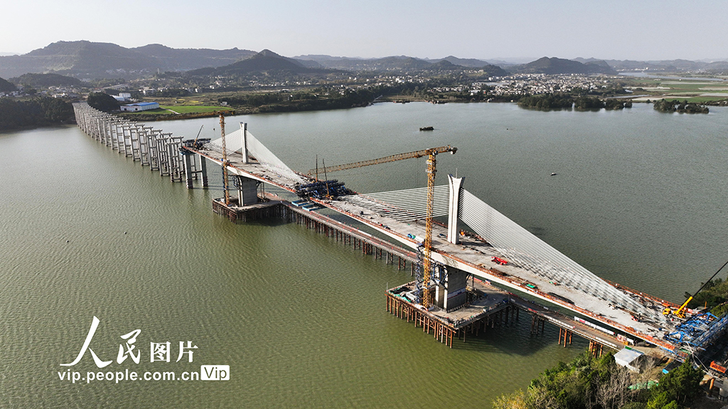 四川阆中：阆营高速嘉陵江特大桥建设有序推进
