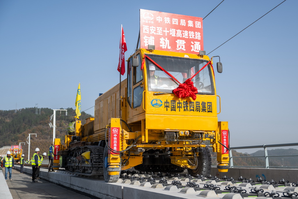 11月27日，工人在湖北十堰神定河特大桥施工。