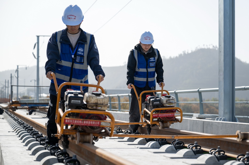 11月27日，工人在湖北十堰神定河特大桥施工。