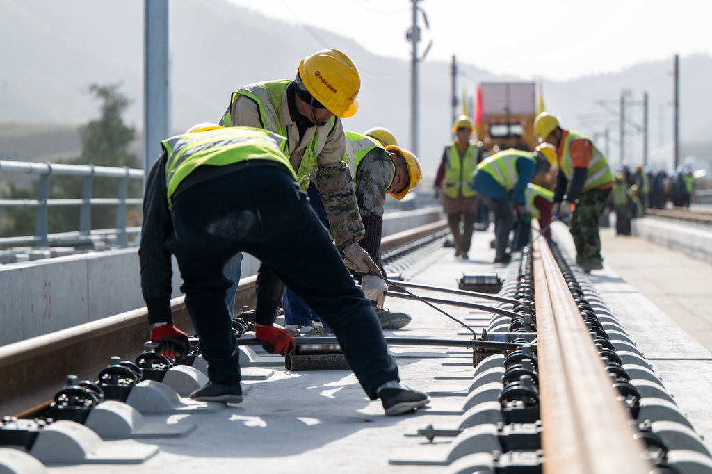 11月27日,工人在湖北十堰神定河特大桥施工。