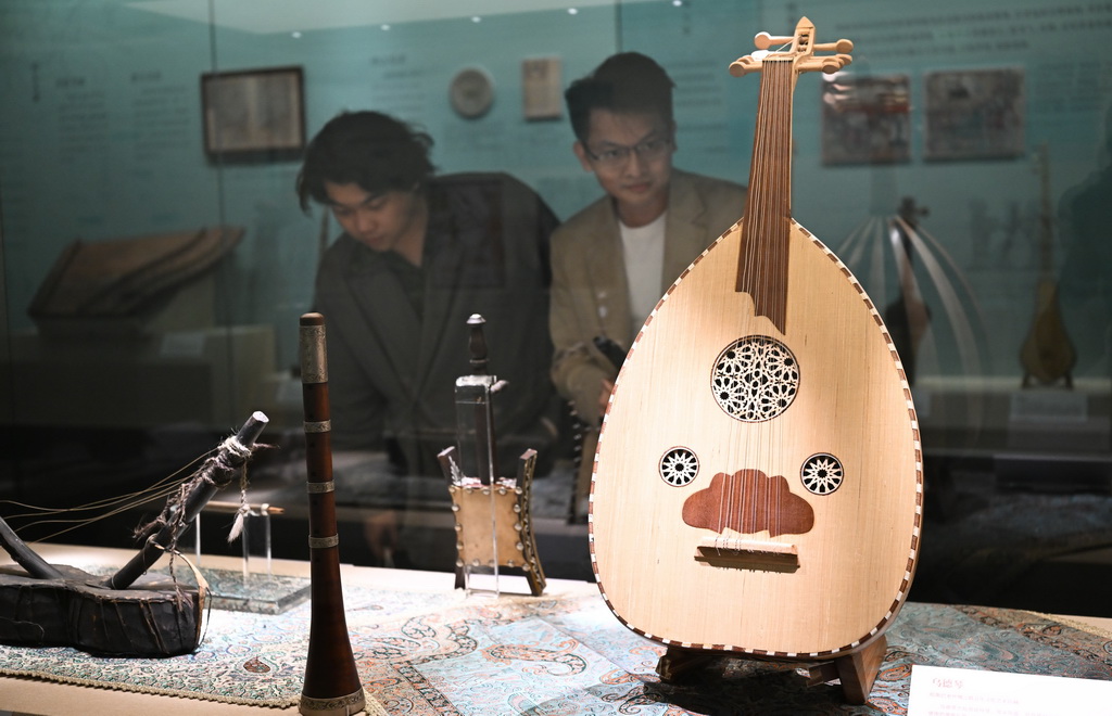 11月29日,參觀者觀看展出的樂器烏德琴。