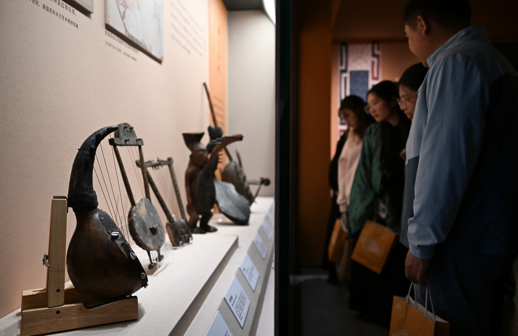 11月29日,參觀者觀看現場展出的各式樂器。