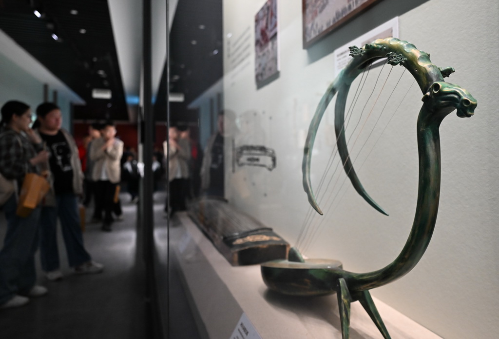 11月29日，參觀者觀看現場展出的樂器阿爾泰雅托噶。