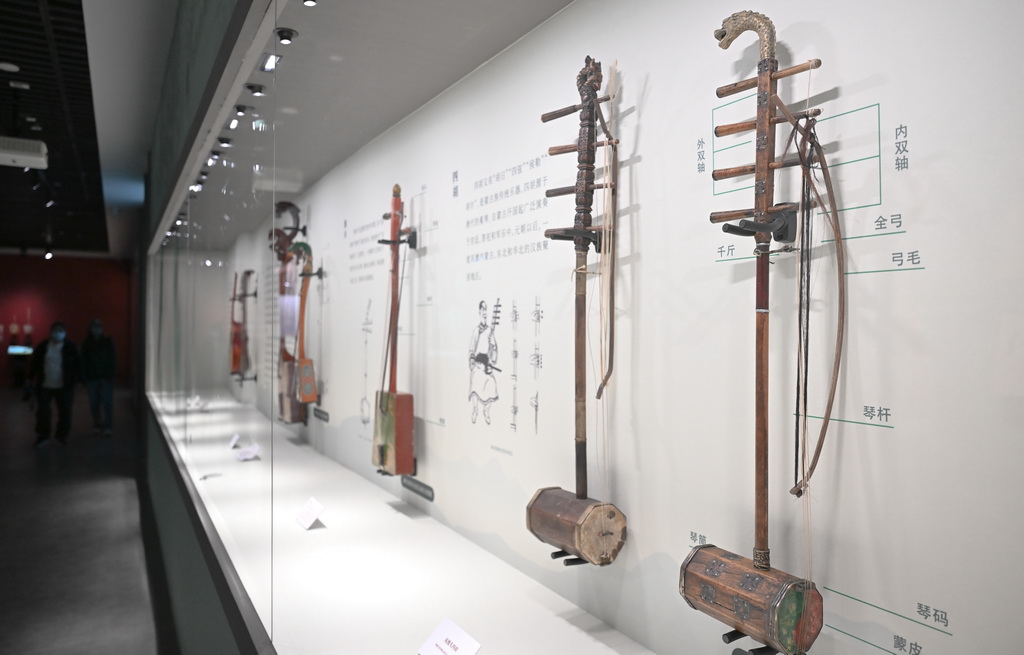 11月29日，参观者观看现场展出的各式乐器。