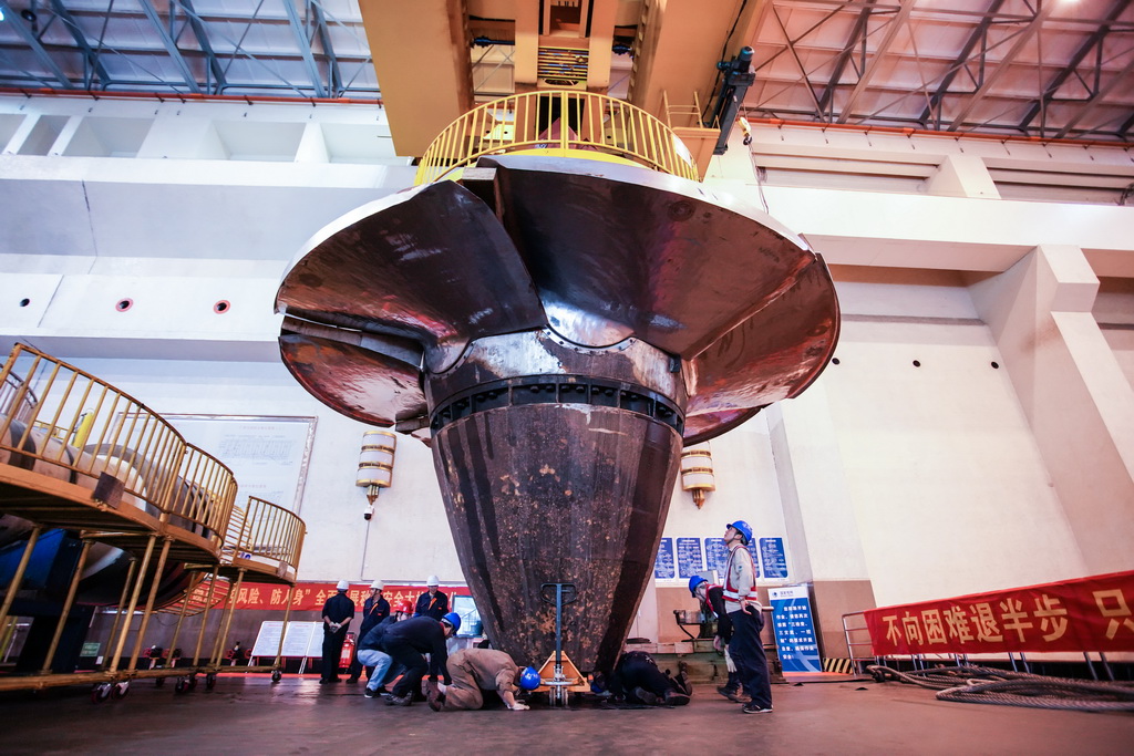 11月30日，检修人员将机组转轮吊装至安装间。