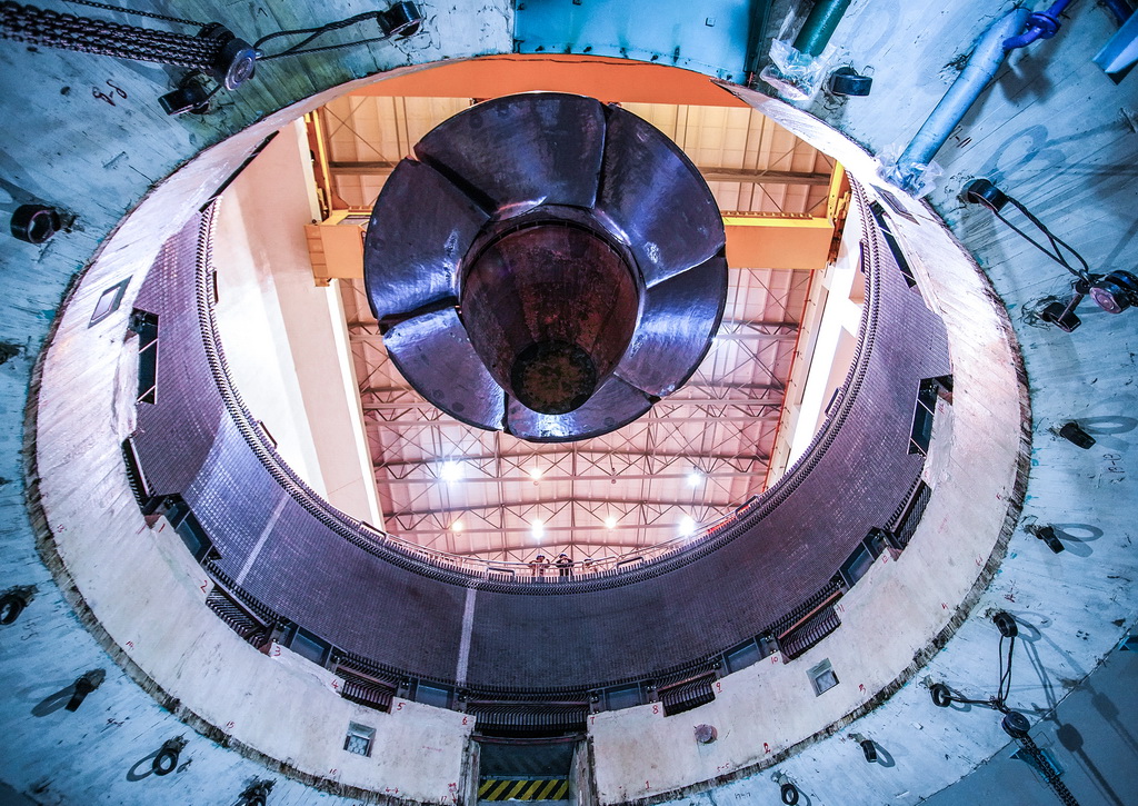 这是11月30日在检修现场拍摄的5号机组发电机坑。