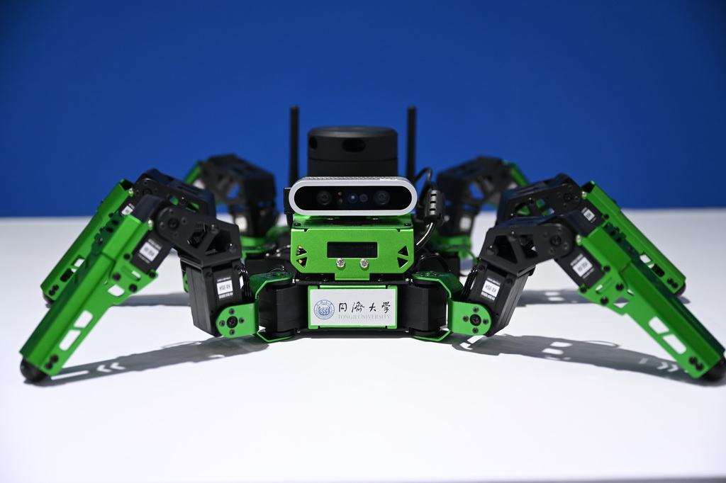 这是12月1日在“侨智汇”成果发布区拍摄的“爬行蜘蛛人”机器人。