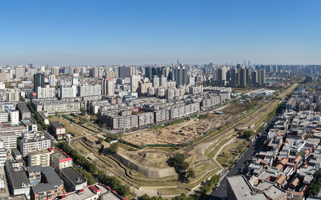 这是2025年11月21日拍摄的郑州商城遗址一隅（无人机照片）。新华社记者 李嘉南 摄