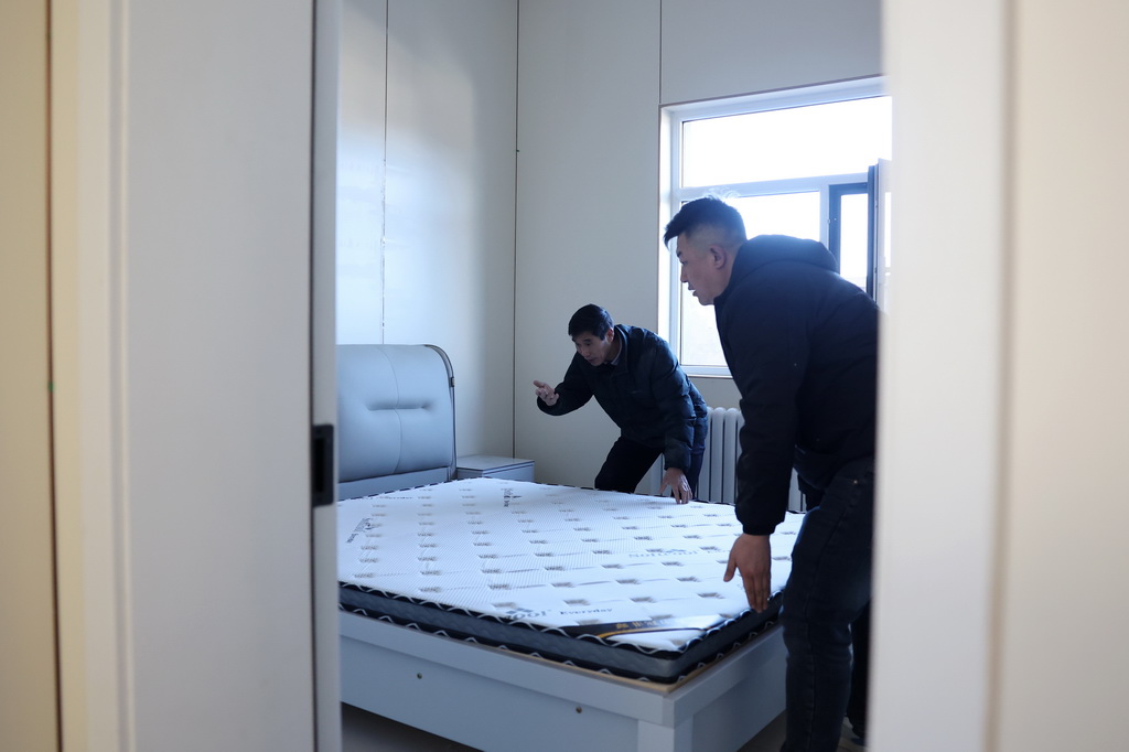 12月1日，在榆中县马坡乡旧庄沟村安置点，一户村民在搬家。