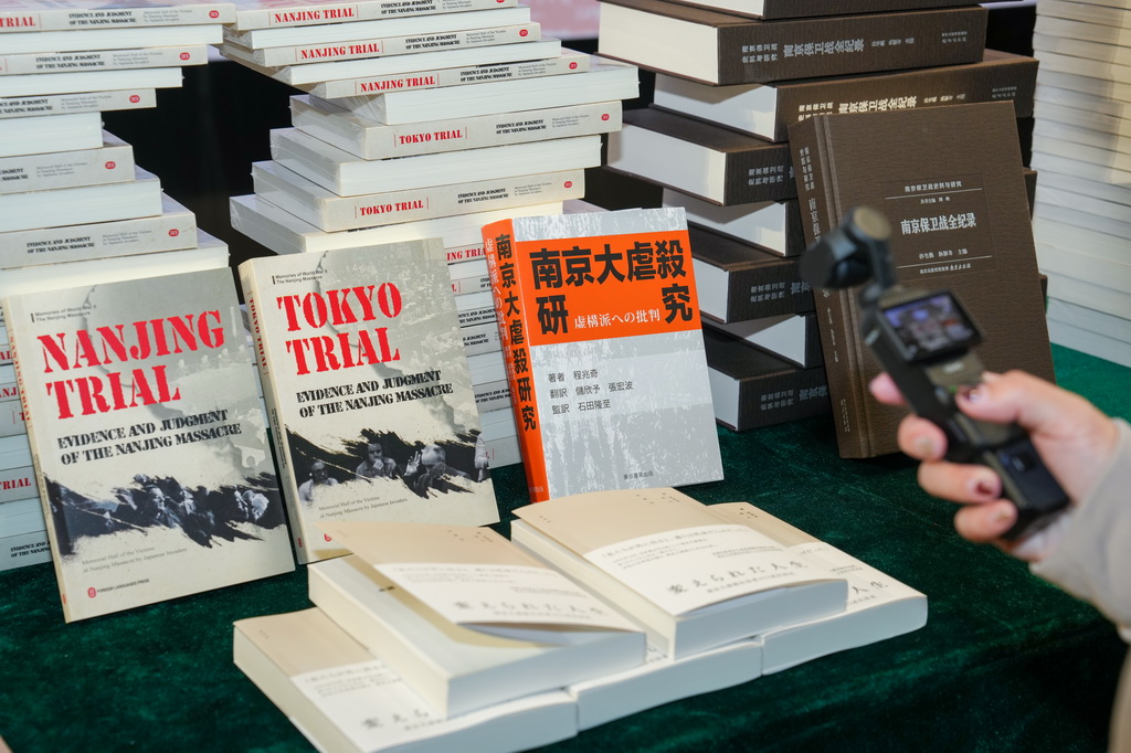 12月2日,記者在活動現場拍攝展示的圖書。新華社記者 李博 攝