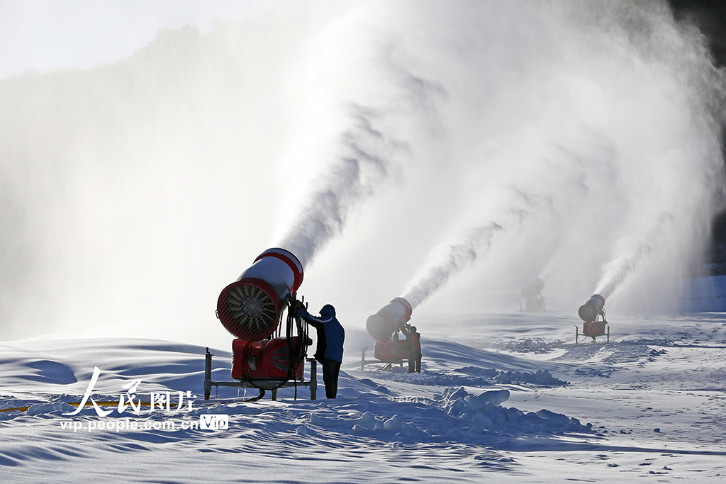 河北玉田：冰雪季加紧造雪迎游客