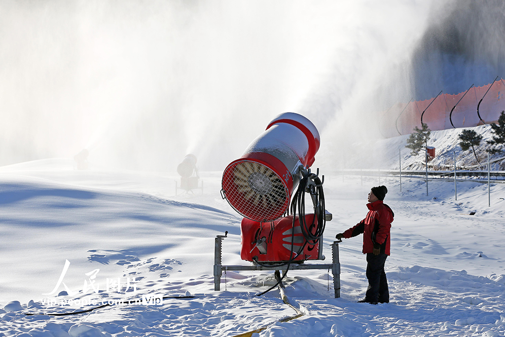 河北玉田:冰雪季加紧造雪迎游客【2】
