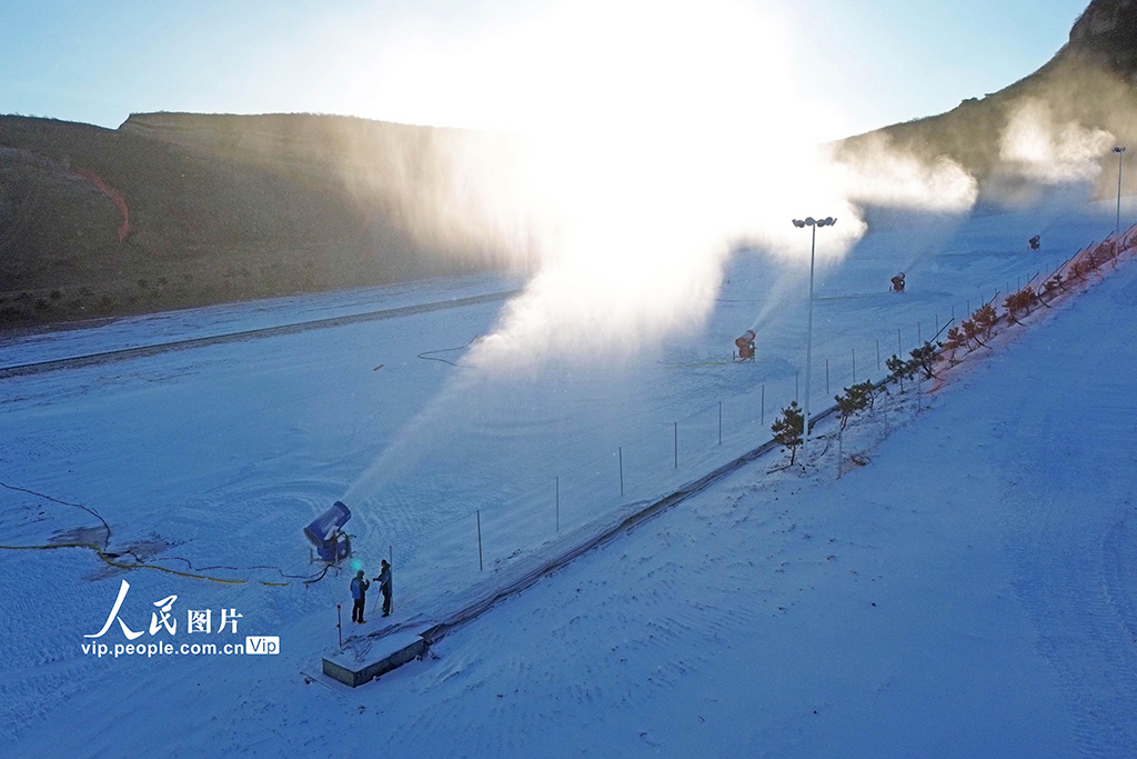 河北玉田:冰雪季加緊造雪迎游客【6】