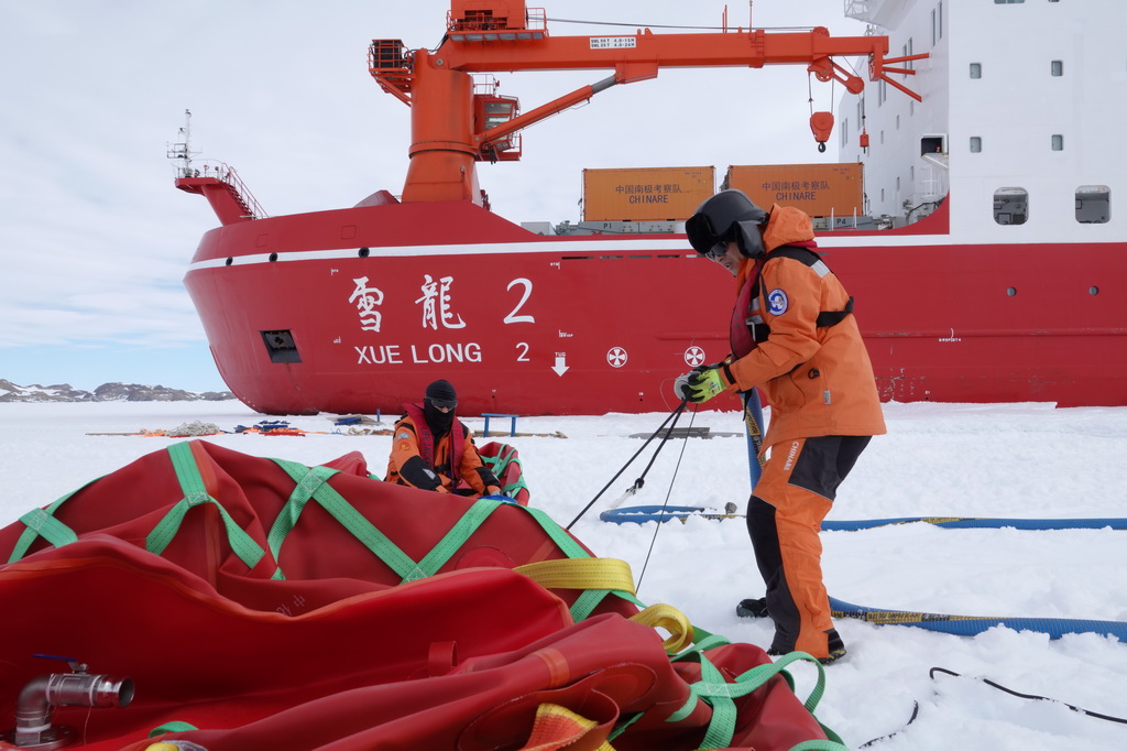 北京时间12月2日傍晚，工作人员在做油囊加注准备工作。