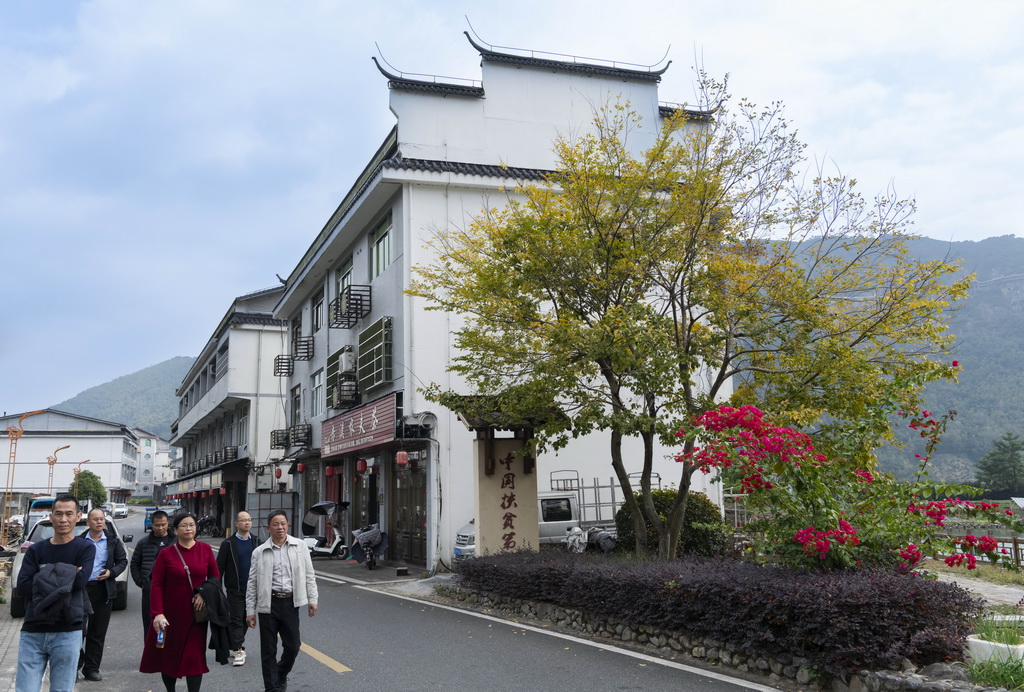 12月3日，旅游團隊在赤溪村中參觀游覽。