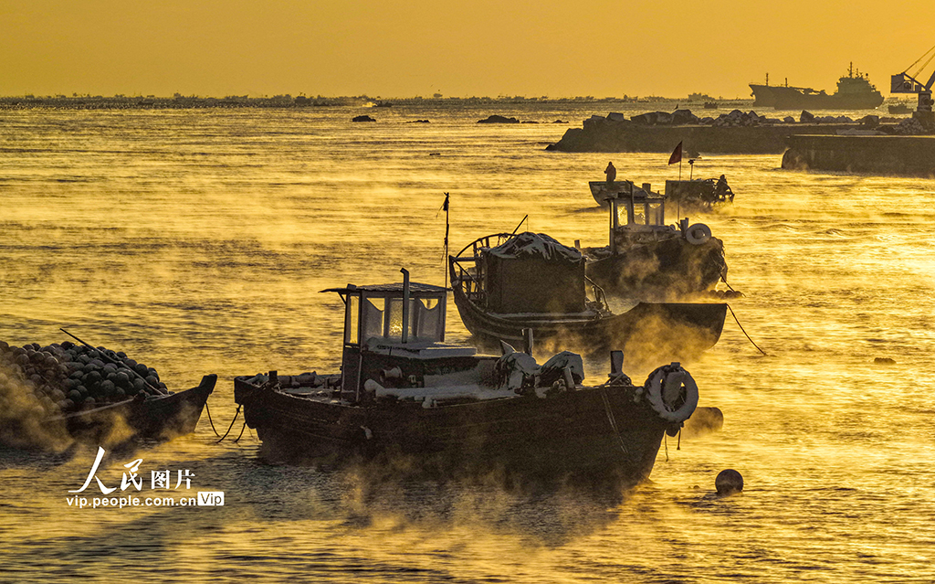 山东荣成：爱伦湾海域现“海浩”景观