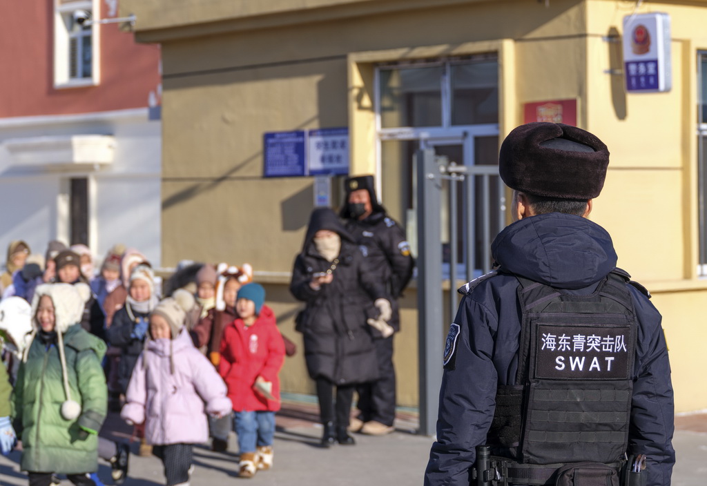 12月2日，在內蒙古呼倫貝爾市陳巴爾虎旗，“海東青”騎警隊騎警在小學門口的護學崗執勤。新華社記者 馬金瑞 攝