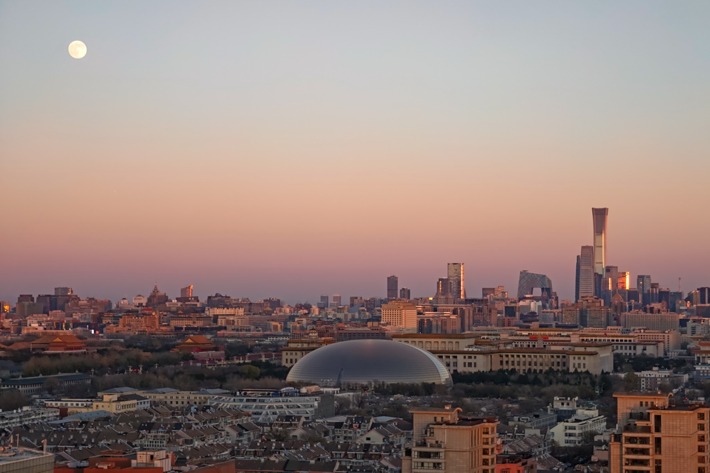 这是12月4日在北京宣武门附近拍摄的月亮与城市景观（手机照片）。新华社记者 张铖 摄