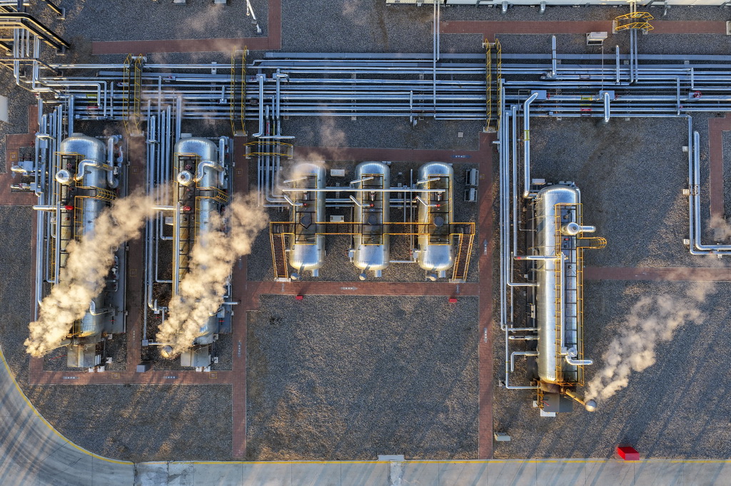 這是12月4日在黑龍江省大慶市杜爾伯特蒙古族自治縣境內大慶古龍陸相頁岩油國家級示范區拍攝的古頁1號站(無人機照片)。