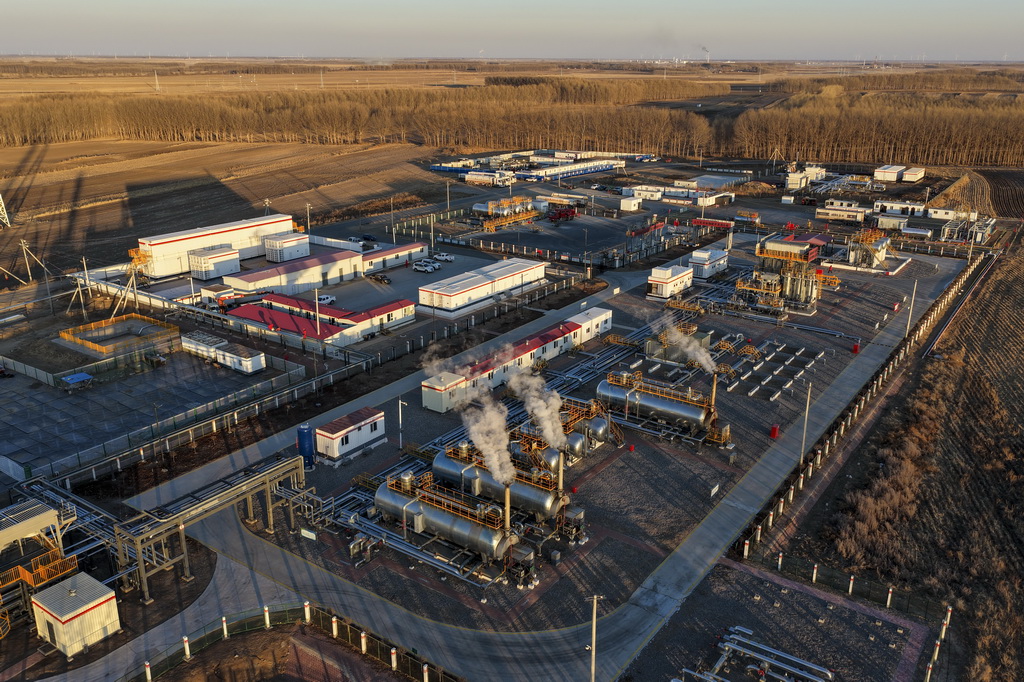 這是12月4日在黑龍江省大慶市杜爾伯特蒙古族自治縣境內大慶古龍陸相頁岩油國家級示范區拍攝的古頁1號站(無人機照片)。