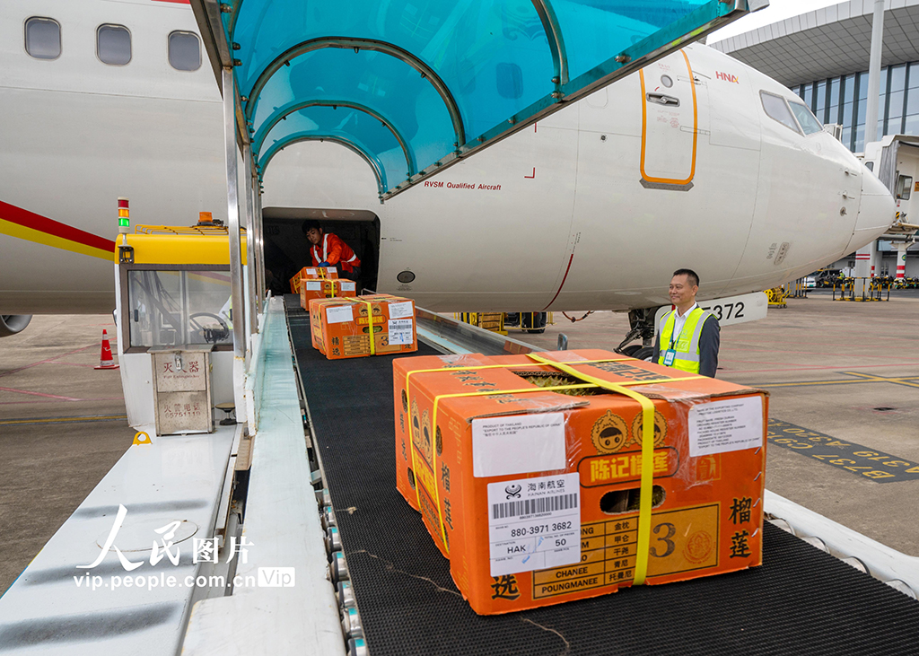 海南：海口美蘭機場進境水果指定監管場地首單業務落地【3】