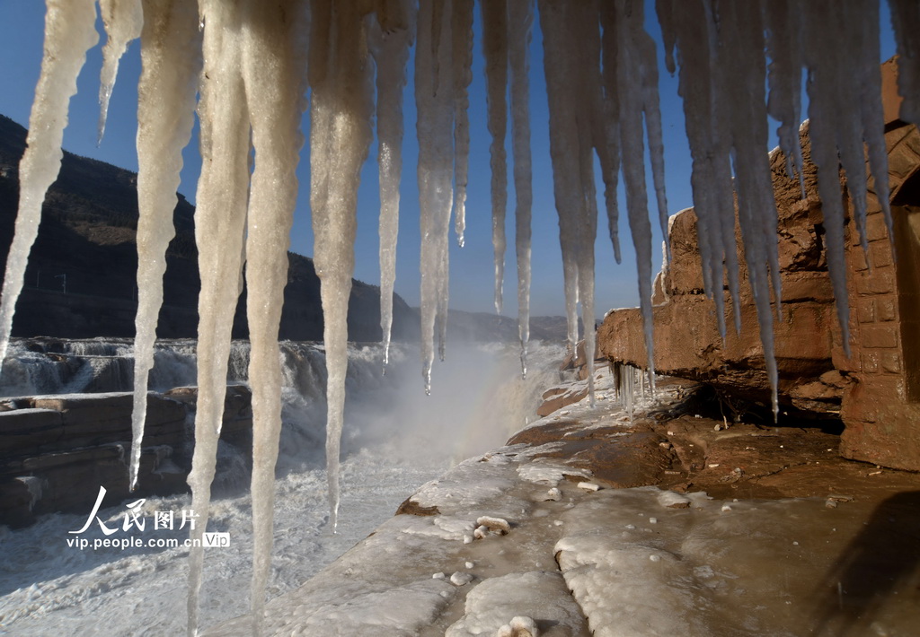 2025年12月6日，在位於晉陝交界的黃河壺口瀑布拍攝的冰挂景觀。