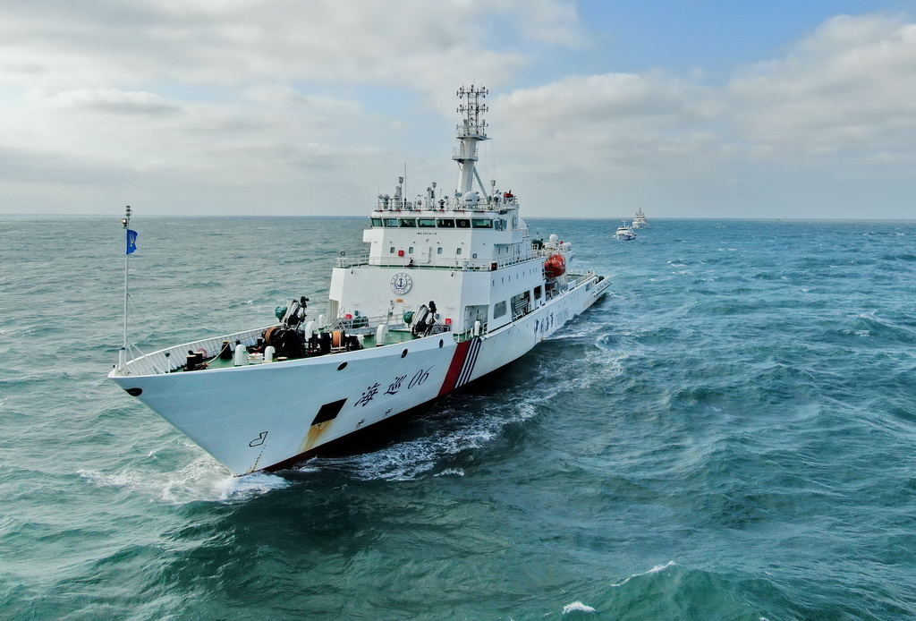 12月6日，“海巡06”轮、“海巡0802”轮和“东海救115”轮编队在台湾海峡中部海域开展专项执法行动（无人机照片）。