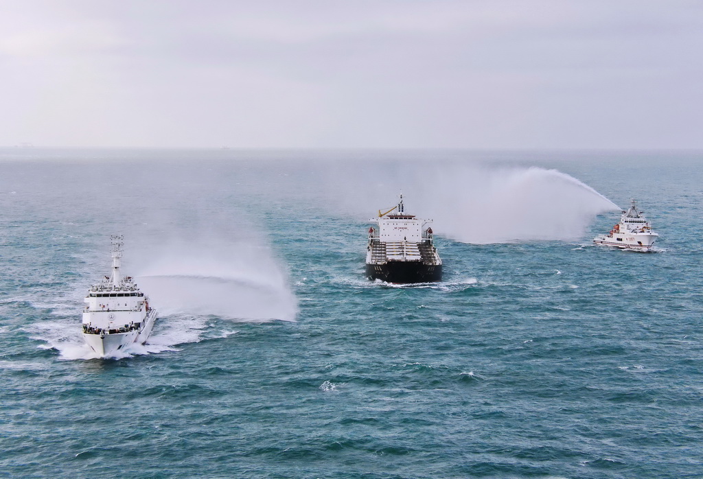 12月6日，福建海事局“海巡06”轮和东海救助局“东海救115”轮开展运输船失火救援演练（无人机照片）。