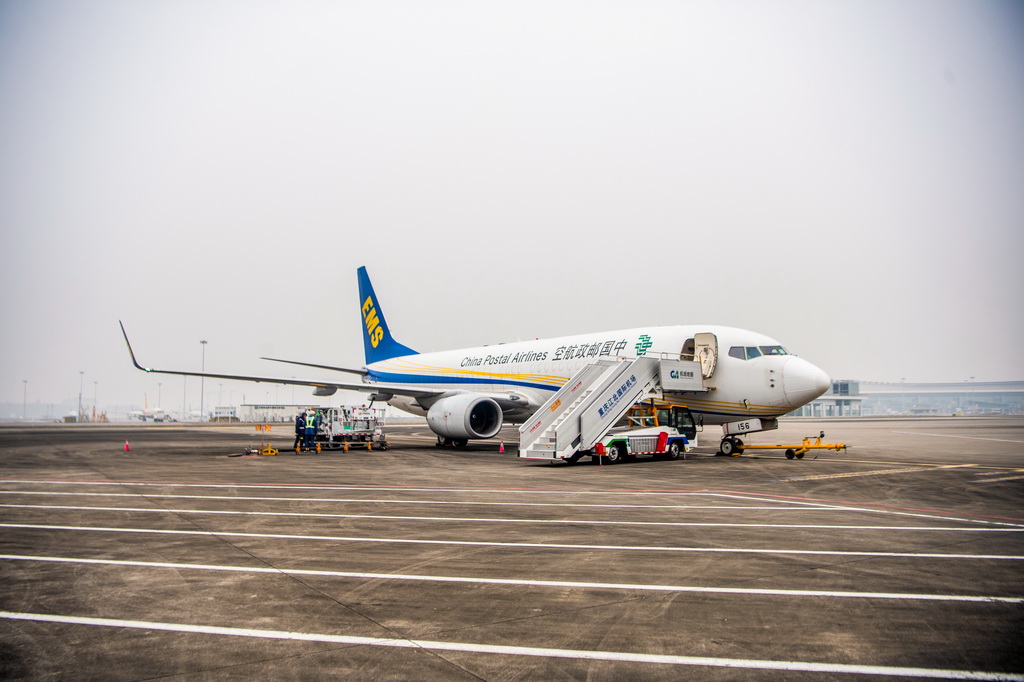 12月9日，中国邮政“重庆至仰光”国际货邮航线飞机在重庆江北国际机场等待执行首飞任务。